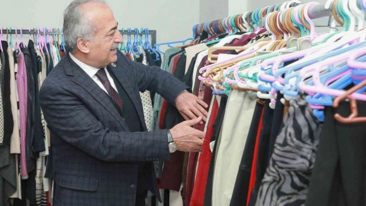 Giy-çık mağazası ihtiyaçlı öğrencilerin hizmetinde