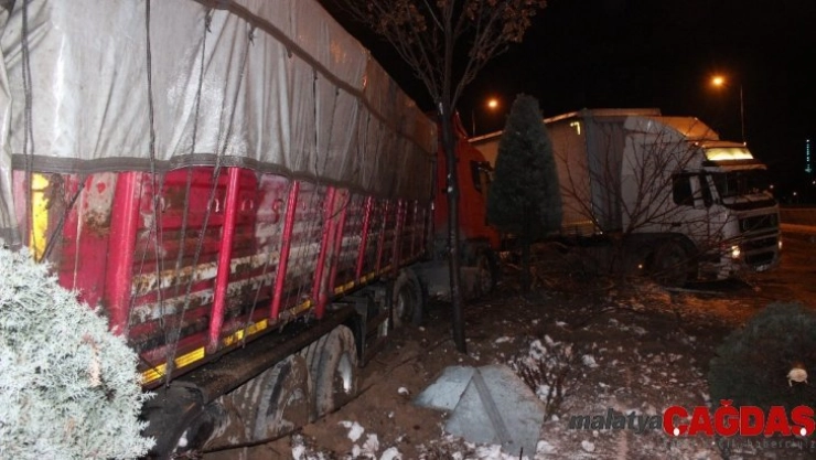 Gizli buzlanmayla 2 tır refüje çıktı: 1 yaralı