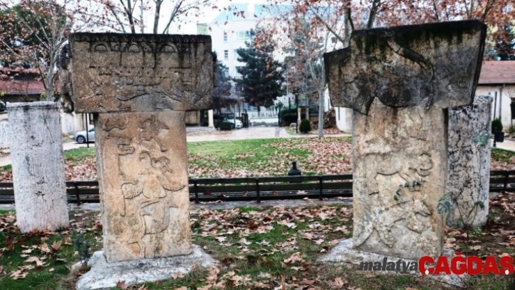 Göbekitepe'nin tarihi sembollerinin maketleri parklara dikildi