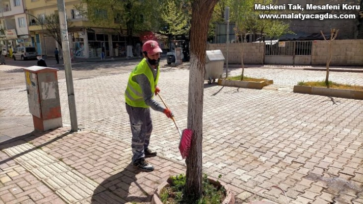 Gölbaşı Belediyesi ağaçları kireçliyor