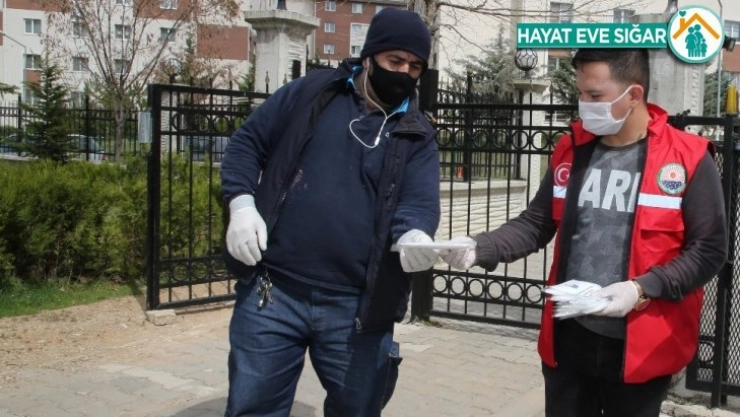 Gölbaşı Belediyesi apartman görevlilerine maske dağıttı