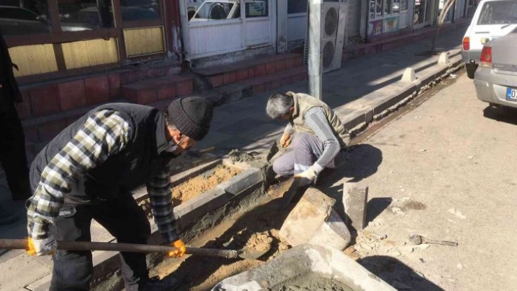 Gölbaşı Belediyesi kaldırımları onarıyor