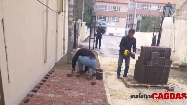 Gölbaşı Caddesinde kaldırım çalışması yapıldı