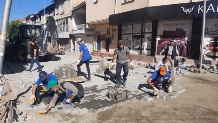 Gölbaşı ilçesinde caddelere kilitli parke taşı döşeniyor