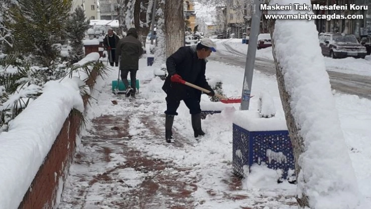 Gölbaşı ilçesinde kar temizliği