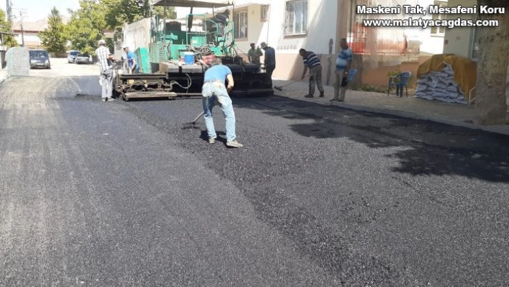 Gölbaşı ilçesinde sıcak asfalt çalışmaları devam ediyor
