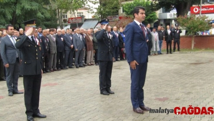 Gölbaşı'nda Cumhuriyet Bayramı çelenk sunumu yapıldı