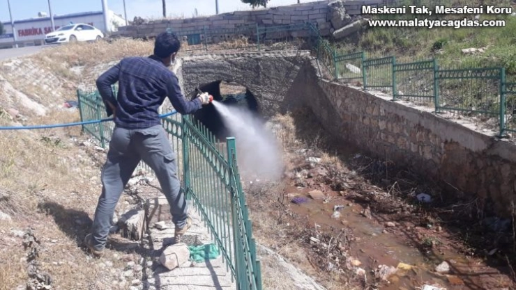 Gölbaşı'nda dere yataklarını ilaçlanıyor