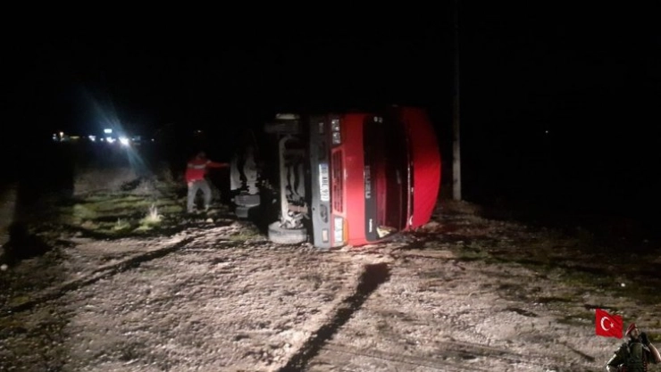 Gölbaşı'nda kamyonet yan yattı: 2 yaralı