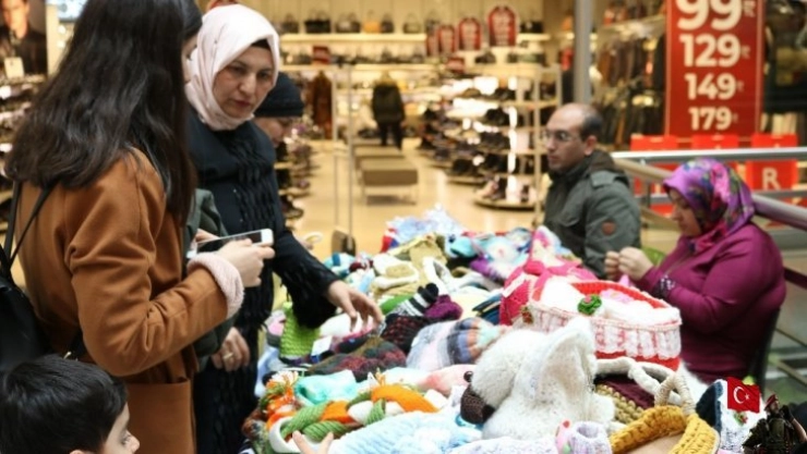 Görme engelli kadınlar ördü, vatandaşlar aldı