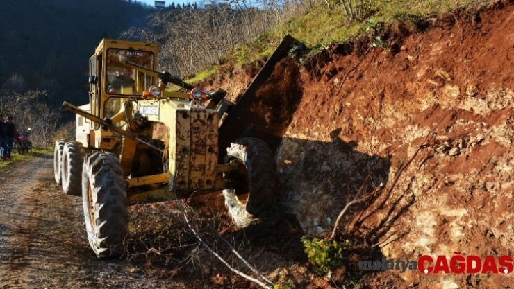 Greyder ustası görenlere parmak ısırtıyor