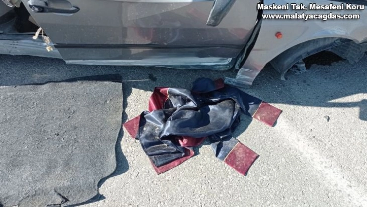 Güle oynaya gittiler, dönüş yolunda kaza yaptılar