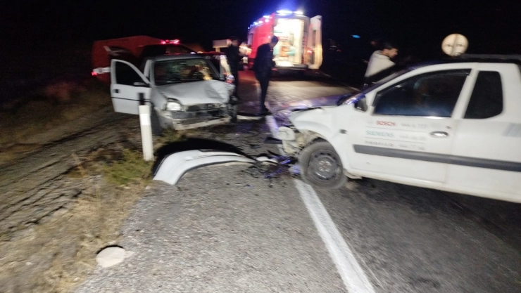 Gümüşlü Yol Ayrımında Trafik Kazası: 2 Yaralı