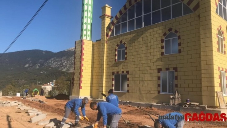 Gündoğmuş Yeni Cami'ne parke ve peyzaj