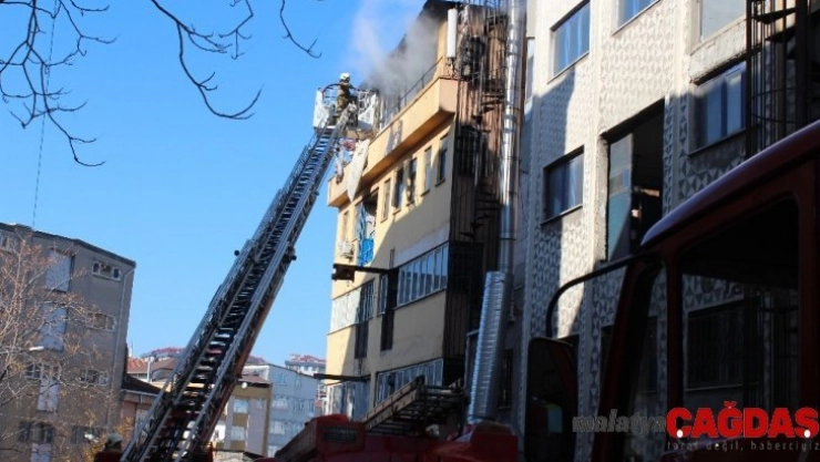 Güngören'de iş hanında korkutan yangın
