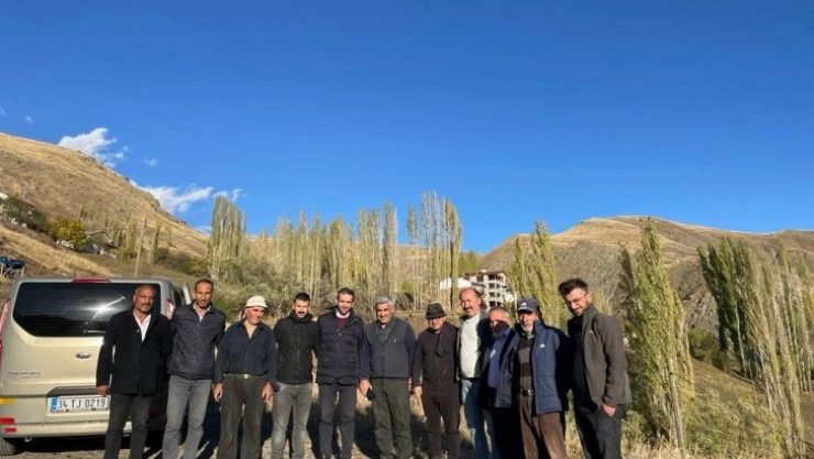 Gurbette yaşayan İspir ve Pazaryolu'lardan hemşerilerine ceviz ve badem tohumu desteği