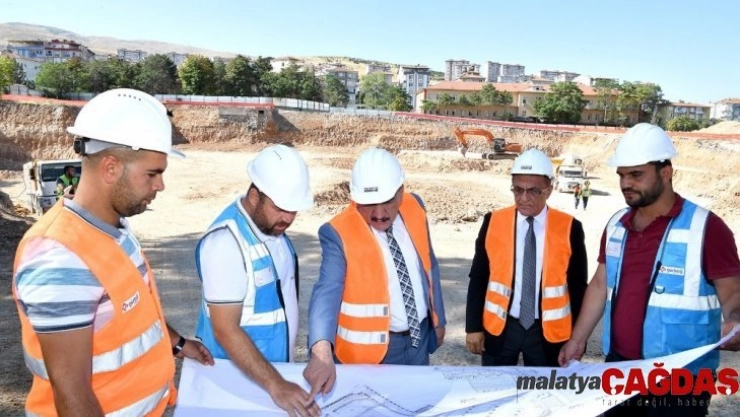 Gürkan, hastane inşaatında incelemelerde bulundu