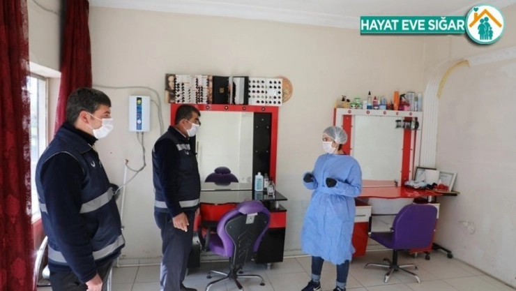 Gürpınar'da berber ve kuaförler dezenfekte edildi