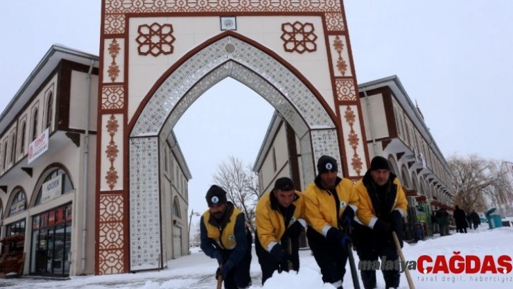 Gürpınar'da karla mücadele çalışması