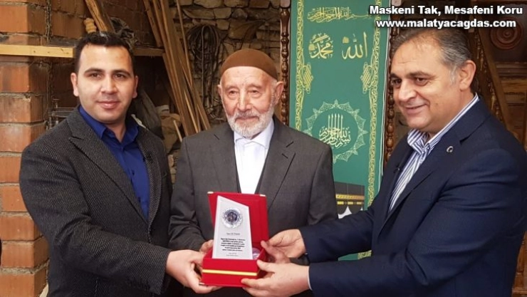 Gürün Belediyesi, yaptığı çalışmalarla takdir toplayan Ali Önder'e plaket verdi