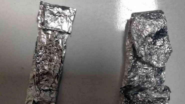 Güven timlerini gördü, uyuşturucu maddeyi yere attı