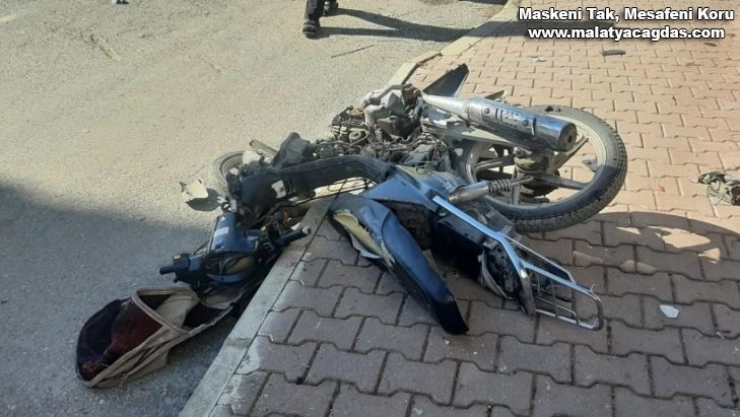 Hafif ticari araç ile motosiklet çarpıştı: 1 yaralı