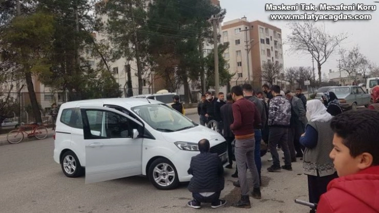 Hafif ticari araç ile motosiklet çarpıştı