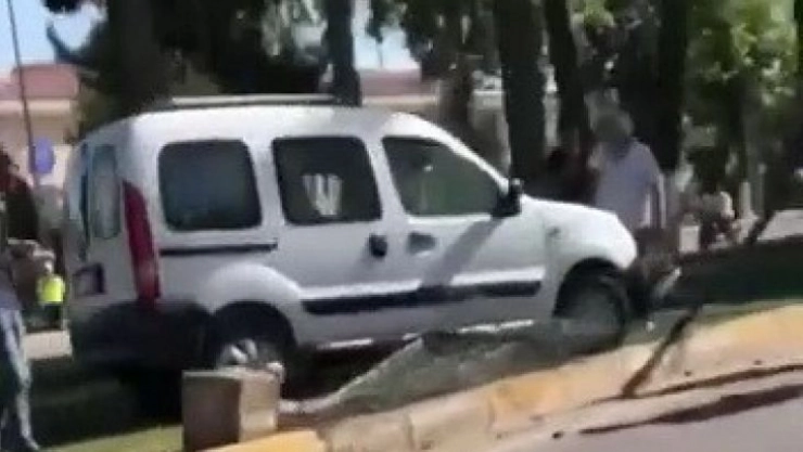 Hafif ticari araç refüje çıkarak durabildi