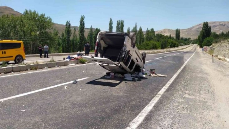 Hafif ticari araç takla attı: 2'si ağır 5 kişi yaralandı