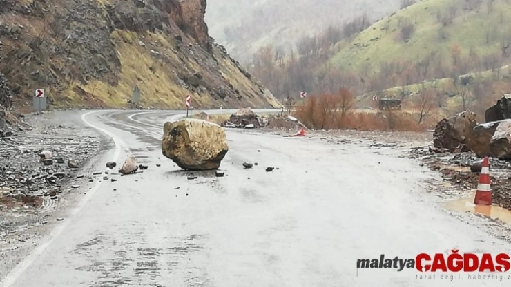 Hakkari-Çukurca karayoluna kaya düştü