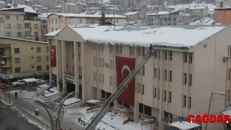 Hakkari'de tehlike oluşturan buz ve kar kütleleri temizleniyor