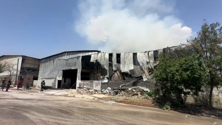 Halı Fabrikasında Yangın: 4 Saatte Kontrol Altına Alındı