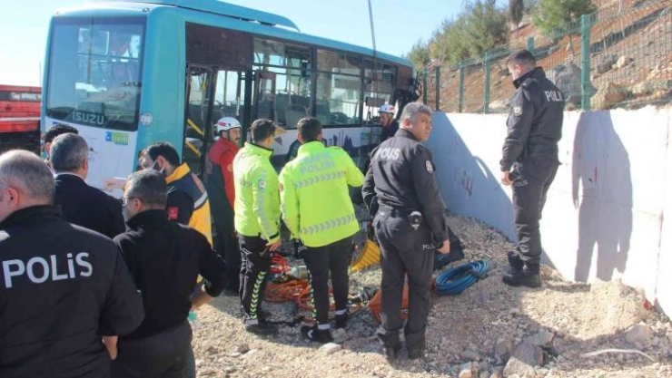 Halk otobüsü AFAD aracı ile çarpıştı: 1 ölü, 3 yaralı
