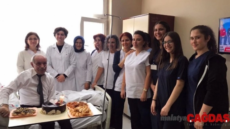 Hastane odasında sürprizi doğum günü