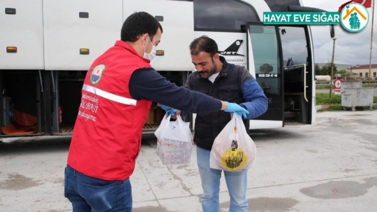 Hatay'a giderken yolda kalan otobüs şoförünün yardımına belediye koştu