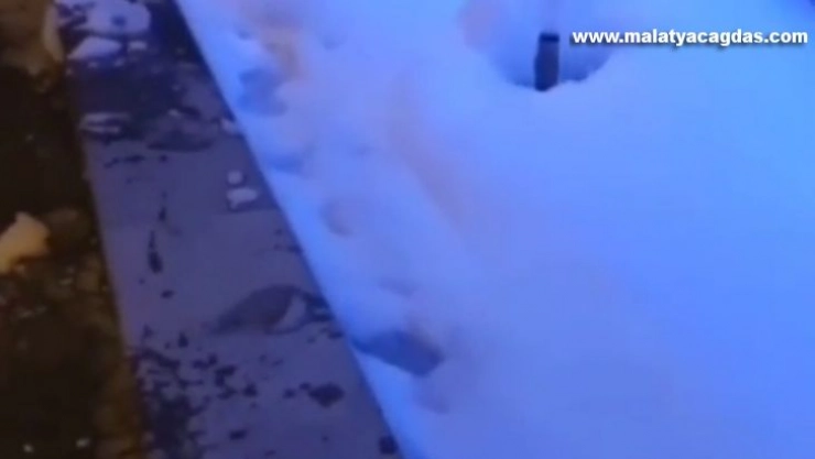 Hatay'da deterjan dökülen süs havuzu köpürdü