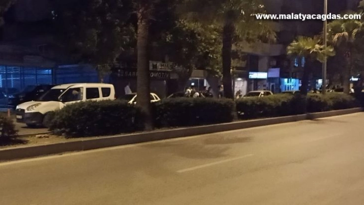 Dur ihtarına uymayan araçtan ateş açıldı 3'ü polis 4 yaralı