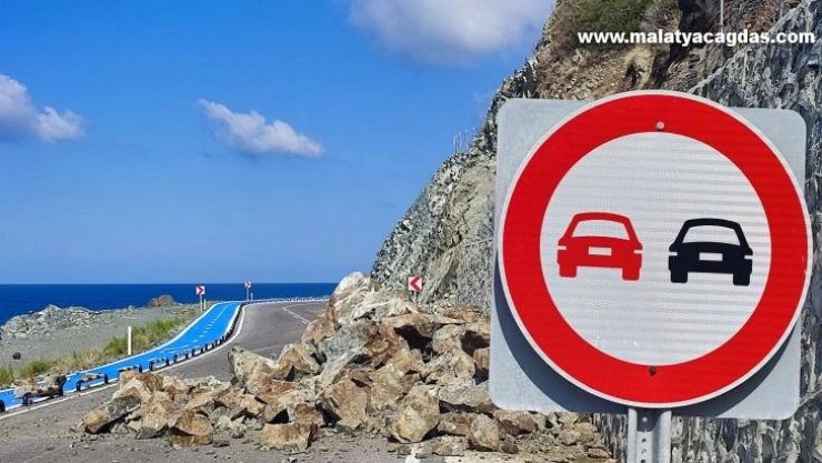 Hatay'da heyelan: Samandağ-Arsuz yolu trafiğe kapandı