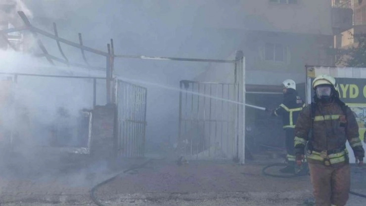 Hatay'da hurdalıkta çıkan yangın söndürüldü