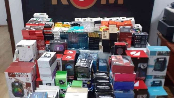 Hatay'da kaçak cep telefonu aksesuarları ele geçirildi