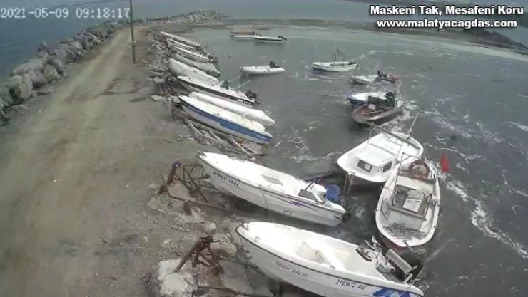 Hatay'da oluşan gel-git balıkçı teknelerini sürükledi