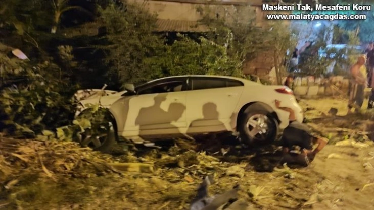 Hatay'da otomobil bahçeye uçtu