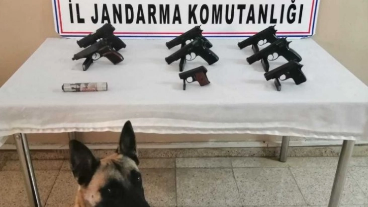 Hatay'da Traktörün Römorkunda 8 Kaçak Silah Ele Geçirildi