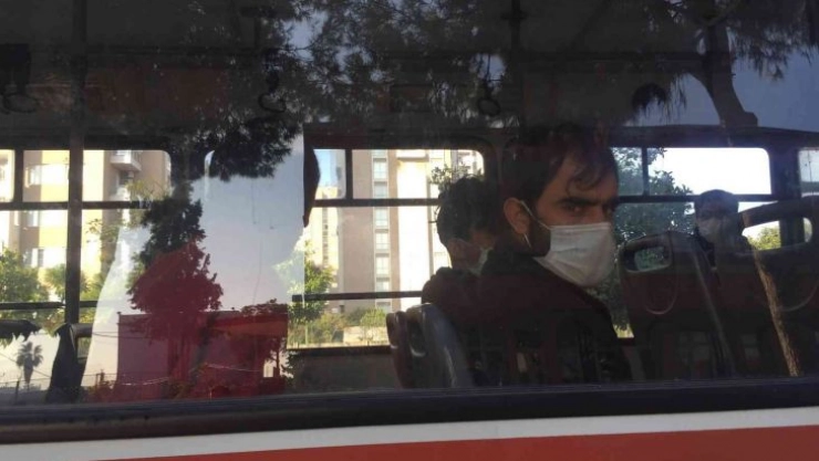 Havalimanına giren kaçak göçmenler sınır dışı edildi