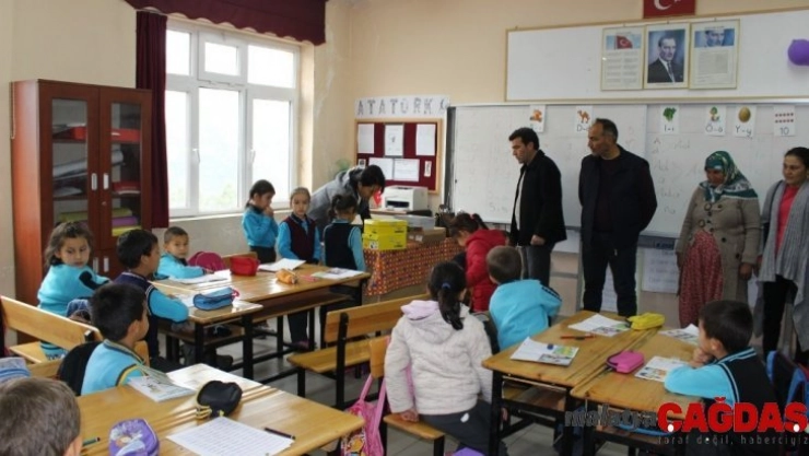 Hayırsever işadamından öğrencilere ayakkabı desteği