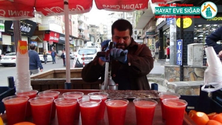 Hayırsever kadın vatandaşlara para ve gıda malzemesi dağıttı