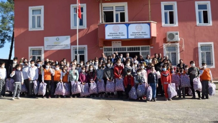 Hayırseverden öğrencilere kıyafet yardımı