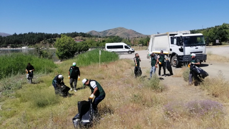 Hazar Gölü çevresinde çevre temizliği çalışması