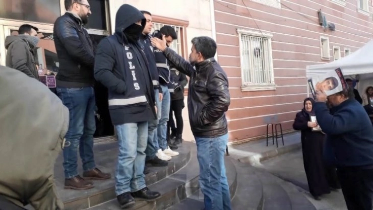 HDP önünde 'parmak sallama' gerginliği