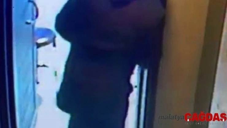 Hem simit yedi, hem hırsızlık yaptı